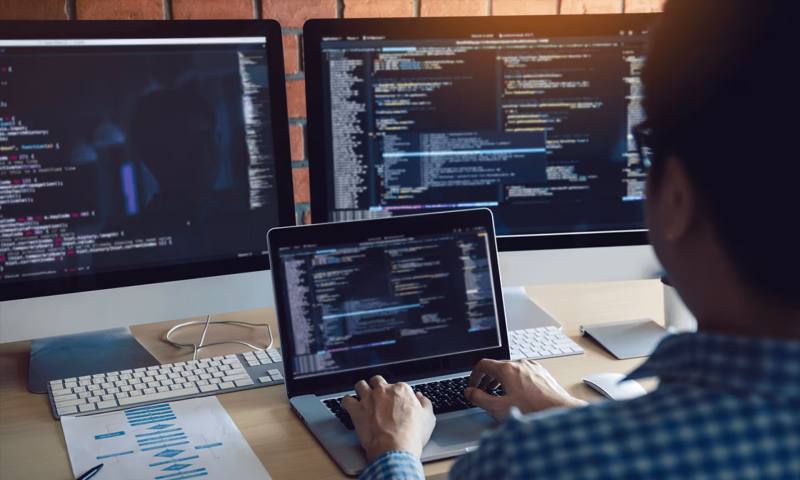 数据科学选型：R与Python如何赋能宁洱网站建设？